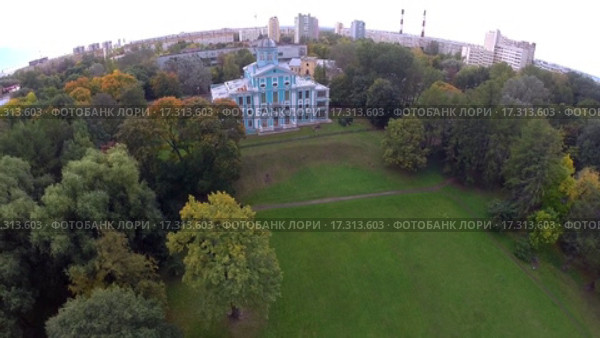 Усадьба Новознаменка, Петербург, съемка с воздуха (2015 год). Стоковое видео, видеограф Всеволод / Фотобанк Лори