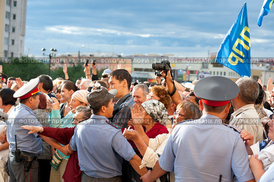 Усиленный наряд полиции сдерживает оцепление (2011 год). Редакционное фото, фотограф Александр Подшивалов / Фотобанк Лори