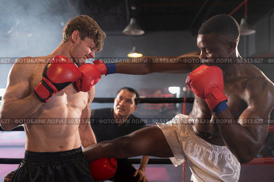 Using the feet is one of the master techniques of Muay Thai that is used to kick and lift to prevent kicks. which boxers are popularly used as weapons, Muay Thai,Thai martial arts. Стоковое фото, агентство Ingram Publishing / Фотобанк Лори