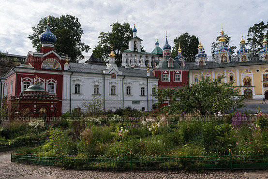 Успенская площадь с ризницей, колокольней, Успенскаой пещерной церковью в Псково-Печерском Свято-Успенском монастыре. Печоры, Россия (2020 год). Редакционное фото, фотограф Дымов Игорь / Фотобанк Лори