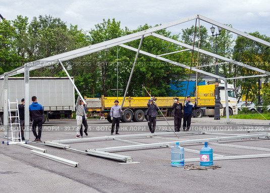 Установка разборного ангара на асфальтовой площадке (2022 год). Редакционное фото, фотограф Вячеслав Палес / Фотобанк Лори