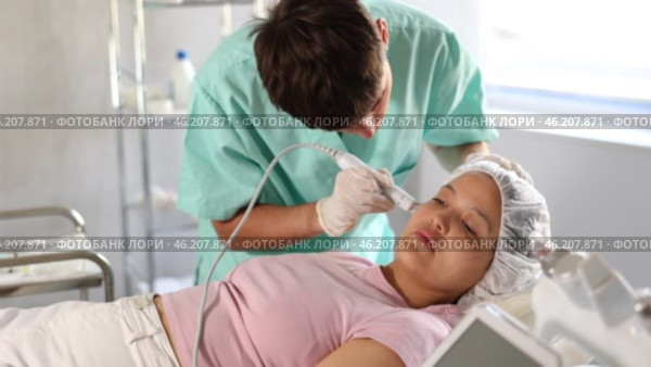 Utilizing RF lifting attachment, skilled specialist administers treatment that helps tighten and tone client's skin, promoting more youthful appearance. Стоковое видео, видеограф Яков Филимонов / Фотобанк Лори