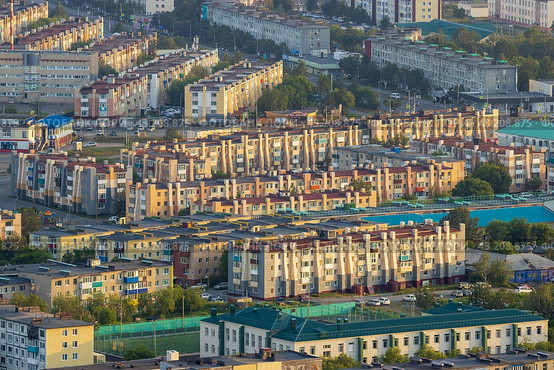 Утренний городской пейзаж. Вид сверху на здания и улицы города. Жилые городские районы на рассвете. Город Петропавловск-Камчатский, Камчатский край, Дальний Восток России. Стоковое фото, фотограф Андрей Степанов / Фотобанк Лори