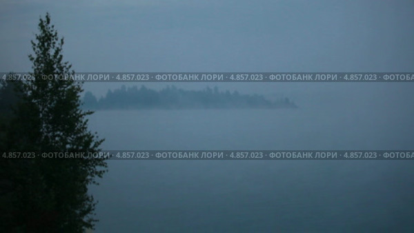 Утренний туман на озере. Стоковое видео, видеограф Кекяляйнен Андрей / Фотобанк Лори