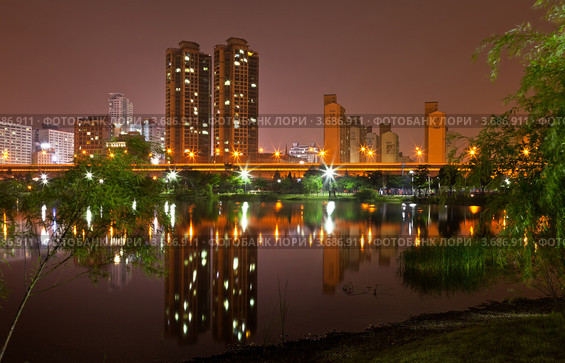 Южная Корея. Вечерний Пучон (Bucheon). Озеро в городском парке Сангдонг.  Вид на Сеульскую кольцевую дорогу (2012 год). Редакционное фото, фотограф Виктория Катьянова / Фотобанк Лори