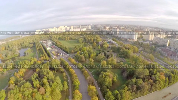 Южноприморский парк и новостройки, ранняя осень, Петербург, аэросъемка, улица Доблести (2015 год). Стоковое видео, видеограф Всеволод / Фотобанк Лори