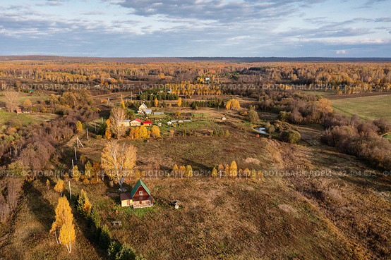 Южный Урал, Башкирия, экопоселение Красная Поляна. Вид с воздуха. Southern Urals, Bashkiria, Krasnaya Polyana ecovillage. Aerial view. (2023 год). Стоковое фото, фотограф Евгений Романов / Фотобанк Лори