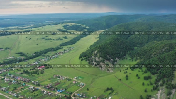 Южный Урал, Башкирия, село Ташла. Вид с воздуха. Southern Urals, Bashkiria, Tashla village. Aerial view. (2024 год). Стоковое видео, видеограф Евгений Романов / Фотобанк Лори