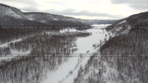 Южный Урал. Башкирское село Макарово в горах зимой. Southern Urals. Bashkir village of Makarovo in the mountains in winter. Aerial view. (2020 год). Стоковое видео, видеограф Евгений Романов / Фотобанк Лори