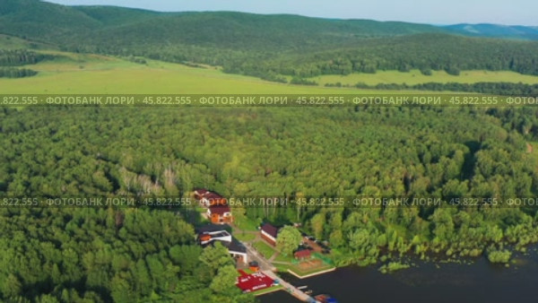 Южный Урал, Башкортостан, дом отдыха "Сапсан" на берегу Нугушского водохранилища. Вид с воздуха. Southern Urals, Bashkortostan, the Sapsan rest house on the shore of the Nugush reservoir. Aerial view. (2024 год). Редакционное видео, видеограф Евгений Романов / Фотобанк Лори