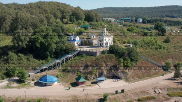 Южный Урал, курорт Красноусольск: храм Табынской иконы Божией Матери на Святых Ключах. Вид с воздуха. Southern Urals, Krasnousolsk Resort: Church of the Tabyn icon of the mother of God. Aerial view. (2022 год). Стоковое видео, видеограф Евгений Романов / Фотобанк Лори