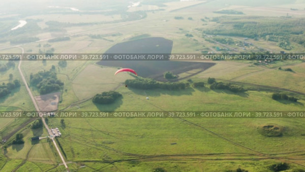 Южный Урал, мотопараплан пролетает над горой Торатау. Вид с воздуха. Southern Urals, a paramotor flies over Toratau Mount. Aerial view. Стоковое видео, видеограф Евгений Романов / Фотобанк Лори