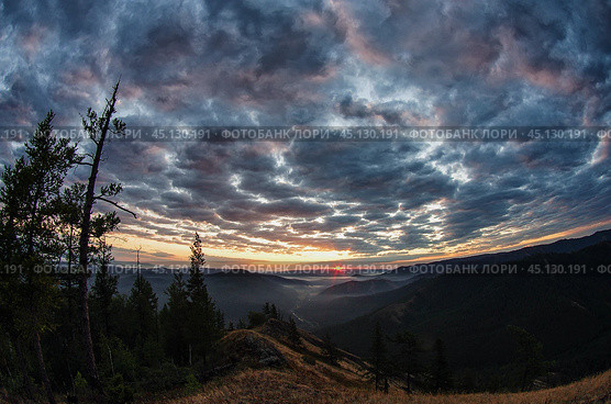 Южный Урал, облака и небо пред рассветом. The Southern Urals, clouds and the sky before dawn. Стоковое фото, фотограф Евгений Романов / Фотобанк Лори