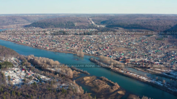 Южный Урал, село Красный Ключ. Половодье на реке Уфа. Вид с воздуха. Southern Urals, Krasny Klyuch village. High water on the Ufa River. Aerial view. (2023 год). Стоковое видео, видеограф Евгений Романов / Фотобанк Лори