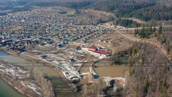 Южный Урал, село Красный Ключ. Половодье на реке Уфа. Вид с воздуха. Southern Urals, Krasny Klyuch village. High water on the Ufa River. Aerial view. (2023 год). Стоковое видео, видеограф Евгений Романов / Фотобанк Лори