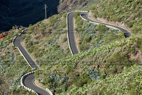 Узкая дорога TF-436 из Сантьяго дель Тейде (Santiago del Teide) в деревню Маска (Masca). Тенерифе, Канарские острова, Испания (2016 год). Стоковое фото, фотограф Кекяляйнен Андрей / Фотобанк Лори