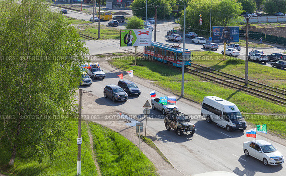 В Ангарске прошла акция в поддержку военной спец операции на Украине. Колонна машин с Российскими флагами и флагами города Ангарска проехала по улицам города (2022 год). Редакционное фото, фотограф Виктория Катьянова / Фотобанк Лори