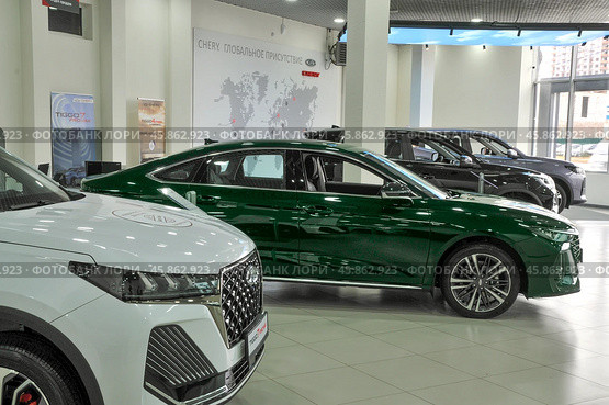 В автосалоне CHERY центр OPTIMA в Астрахани. Редакционное фото, фотограф Павел Просянов / Фотобанк Лори