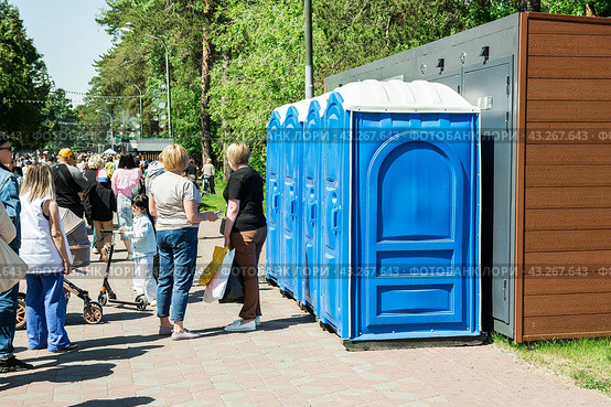 В парковой зоне отдыха установлены временные мобильные туалеты (2024 год). Редакционное фото, фотограф Александр Бушков / Фотобанк Лори
