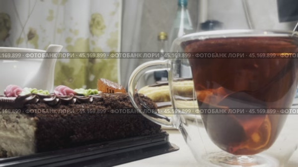 В прозрачной чашке свежезаваренный чай. Поднимается пар. Вечернее чаепитие. Съемка с низкой точки. Стоковое видео, видеограф Ярославский Максим / Фотобанк Лори