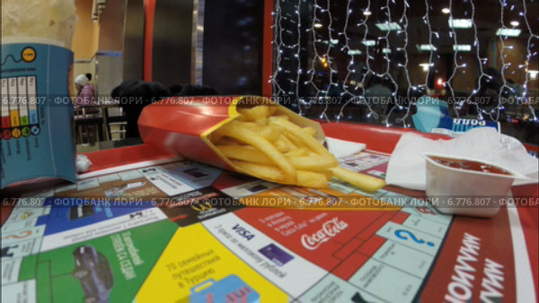 В ресторане "Макдоналдс", Уфа. Картофель фри World Famous Fries (2014 год). Редакционное видео, видеограф Mikhail Erguine / Фотобанк Лори