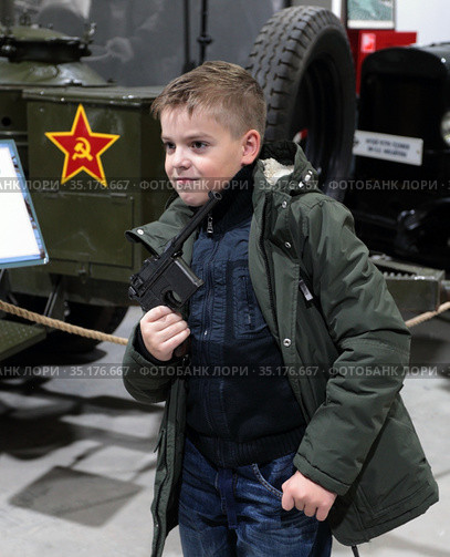 В руке у пацана пистолет "Маузер" начала 20 века. Музей ретротехники имени Михайлова в Тюмени (2020 год). Редакционное фото, фотограф Анатолий Матвейчук / Фотобанк Лори