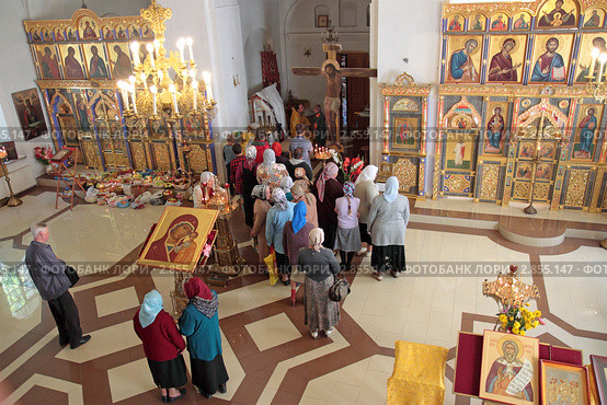 В церкви Троицы Живоначальной. Очередь на исповедь (2011 год). Редакционное фото, фотограф Сергей Соболев / Фотобанк Лори