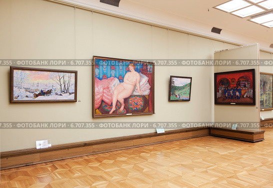В зале Б.М.Кустодиева в Третьяковской галерее (2012 год). Редакционное фото, фотограф Наталья Волкова / Фотобанк Лори