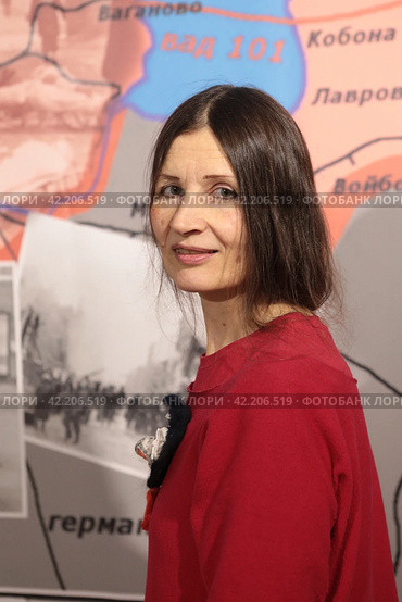 Валентина Ракогон - фестиваль "Поэтическое стояние" В Балашихинской картинной галерее (2024 год). Редакционное фото, фотограф Дмитрий Неумоин / Фотобанк Лори