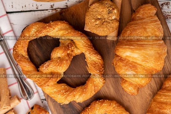 Various breads on red white cloth. Top view. Стоковое фото, агентство Ingram Publishing / Фотобанк Лори