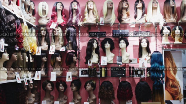 Various natural hair wigs for sale on mannequins on shelves of specialized store (2020 год). Редакционное видео, видеограф Яков Филимонов / Фотобанк Лори