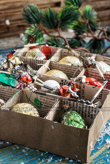various outdated Christmas toys in a cardboard box. Стоковое фото, агентство Ingram Publishing / Фотобанк Лори