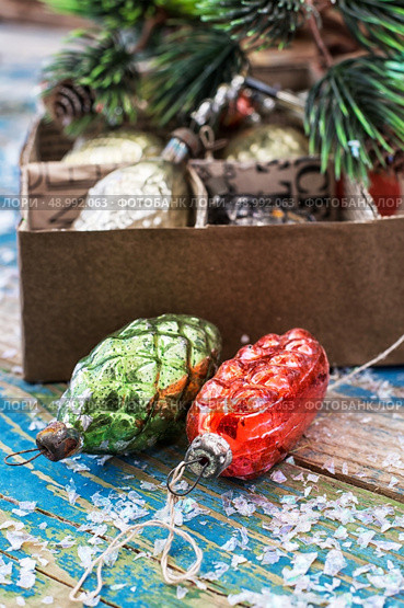 various outdated Christmas toys in a cardboard box. Стоковое фото, агентство Ingram Publishing / Фотобанк Лори