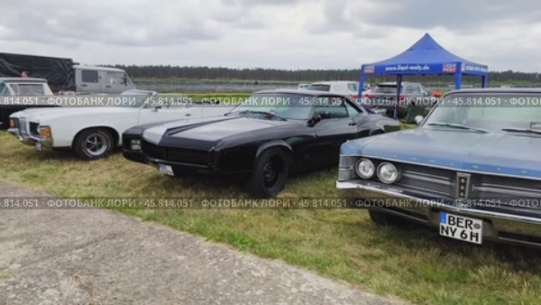 Various vintage cars are standing in a row. Редакционное видео, видеограф Sergey Kohl / Фотобанк Лори