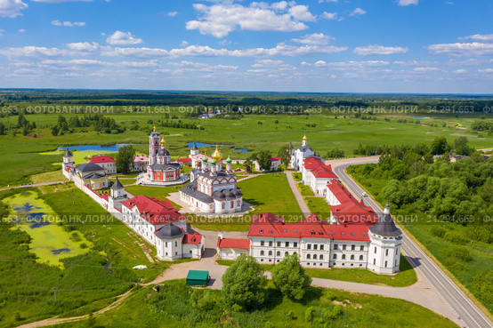 Varnitsky Trinity-Sergius Monastery in the Yaroslavl region, Rostov Veliky, Varnitsa village on a summer day (2020 год). Стоковое фото, фотограф Валерий Смирнов / Фотобанк Лори