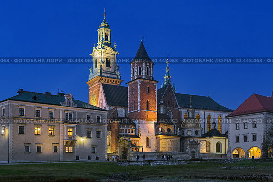 Вавельский собор в Кракове в сумерках, Польша (2016 год). Стоковое фото, фотограф Михаил Марковский / Фотобанк Лори