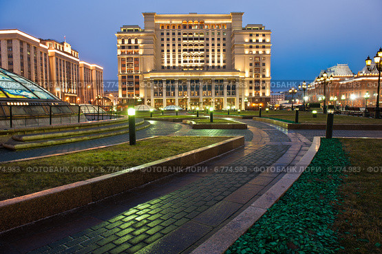 Вечерний вид на гостиницу Four Seasons Hotels. Манежная площадь. Москва. Россия (2014 год). Редакционное фото, фотограф E. O. / Фотобанк Лори