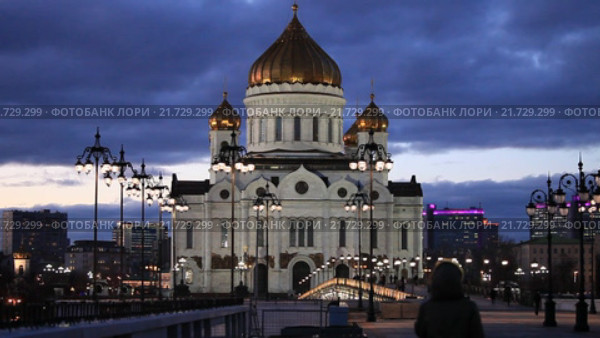 Вечерний вид на храм Христа Спасителя и Патриарший мост, Москва (2016 год). Стоковое видео, видеограф Яна Королёва / Фотобанк Лори
