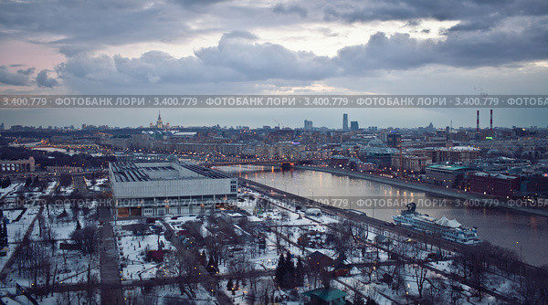 Вечерняя Москва. Вид на Третьяковскую галерею и парк Искусств (2012 год). Редакционное фото, фотограф Наталья Чуб / Фотобанк Лори