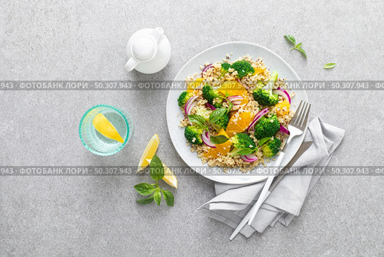 Vegan quinoa and broccoli warm salad with oranges and fresh onion, top down view. Стоковое фото, агентство Ingram Publishing / Фотобанк Лори