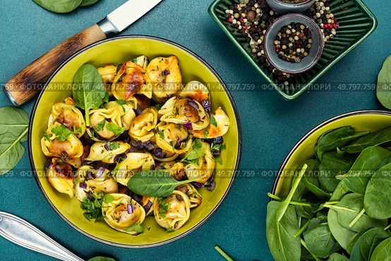 Vegan spinach ravioli, healthy spinach dumplings on table.. Delicious food concept with vegetarian ravioli. Стоковое фото, агентство Ingram Publishing / Фотобанк Лори