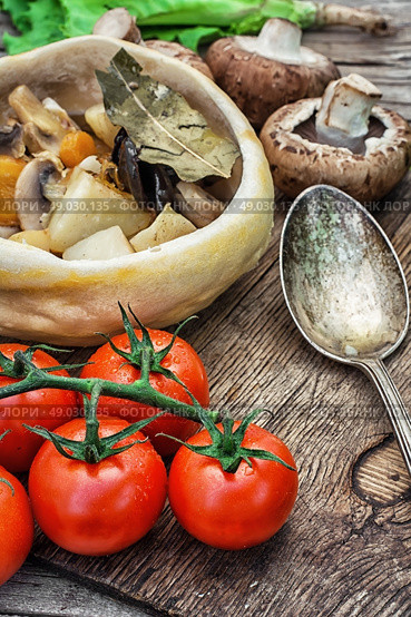 vegetable ragu. vegetable hot plate made of baked dough cooked in  rustic style.Photo tinted.Selective focus. Стоковое фото, агентство Ingram Publishing / Фотобанк Лори