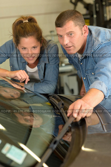 vehicle technician checking wipers with the apprentice. Стоковое фото, агентство Ingram Publishing / Фотобанк Лори