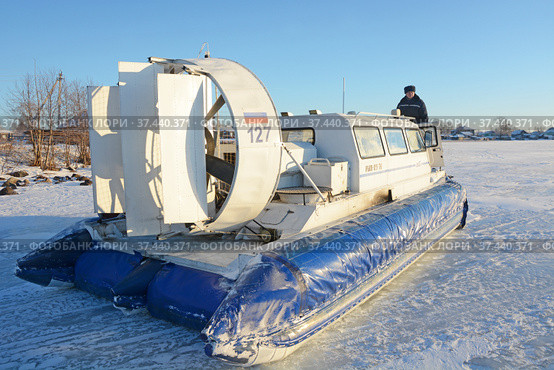 VELIKAYA GUBA, RUSSIA- JANUARY 11, 2017: Hivus-10 on the frozen Onego lake, Karelia Republic, Russia. Редакционное фото, фотограф Алексей Кокоулин / Фотобанк Лори