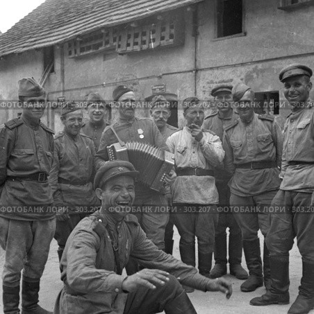Великая Отечественная война. Германия, Пренцлау. После Победы. Артиллеристы на отдыхе. Редакционное фото, фотограф Михаил Котов / Фотобанк Лори