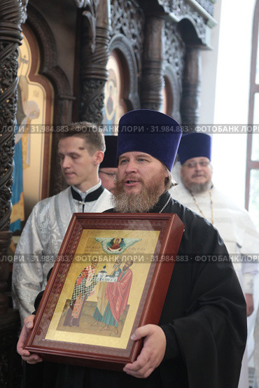 Великое освящение Покровского храма деревни Нововасильевское Лотошинского района, епископ Пётр (2019 год). Редакционное фото, фотограф Дмитрий Неумоин / Фотобанк Лори