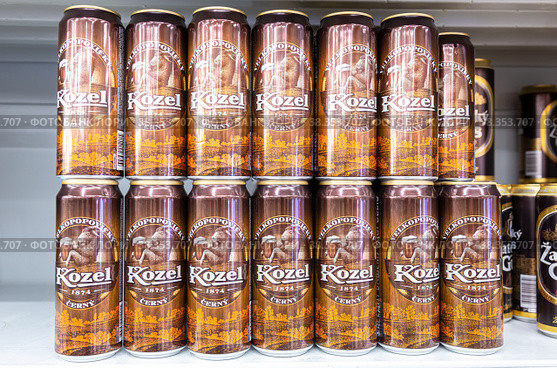 Velkopopovizky Kozel alcoholic beer on the shelf in superstore (2021 год). Редакционное фото, фотограф FotograFF / Фотобанк Лори