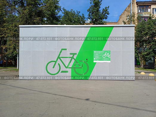 Велопаркинг. 9-я Парковая улица. Район Измайлово. Москва (2024 год). Редакционное фото, фотограф lana1501 / Фотобанк Лори