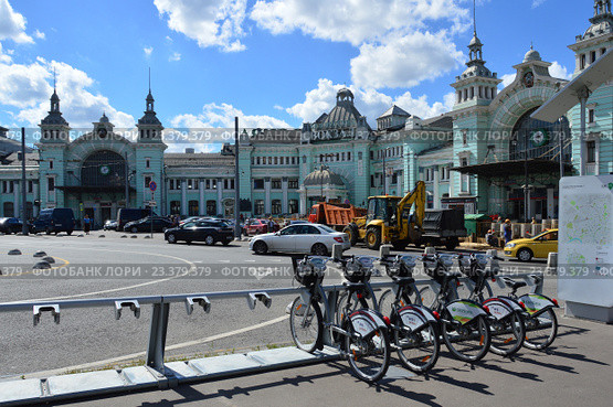 Велопарковка на площади Тверской Заставы около Белорусского вокзала в Москве (2016 год). Редакционное фото, фотограф lana1501 / Фотобанк Лори