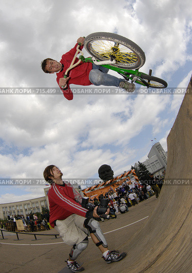 Велосипедист (2008 год). Редакционное фото, фотограф Александр Подшивалов / Фотобанк Лори